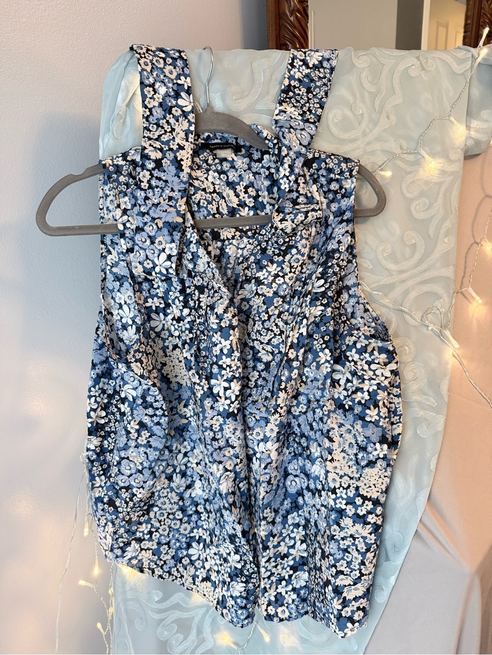 Tommy Hilfiger women’s sleeveless floral blouse in size Large